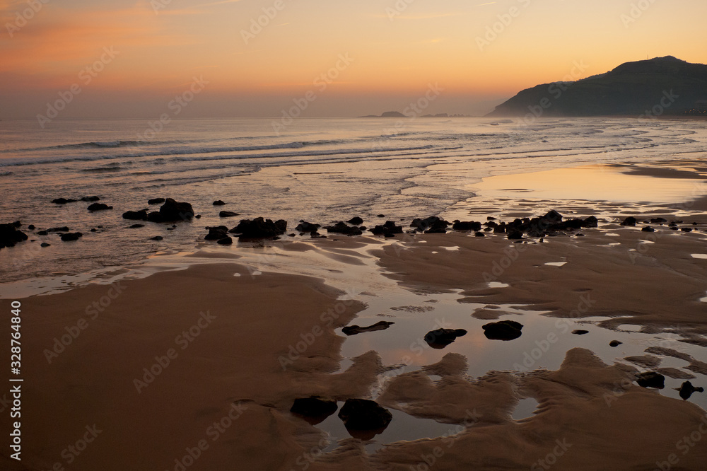 Playa de la localidad guipuzcoana de Zarautz y mar Cantábrico al amanecer.