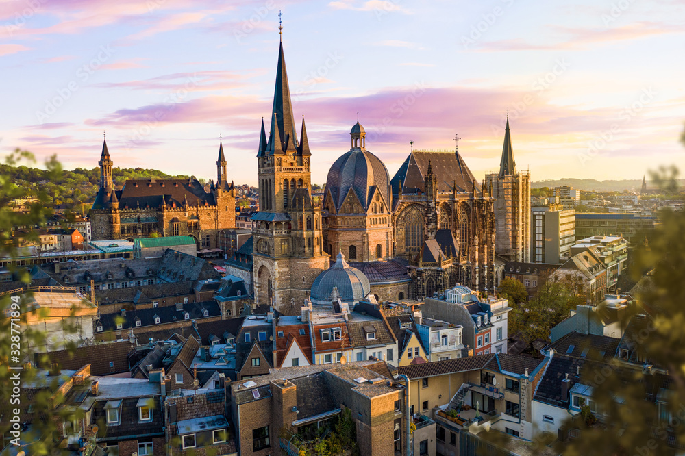 Fototapeta premium Aachen Innenstadt bei morgendlicher Stimmung, Sonnenaufgang