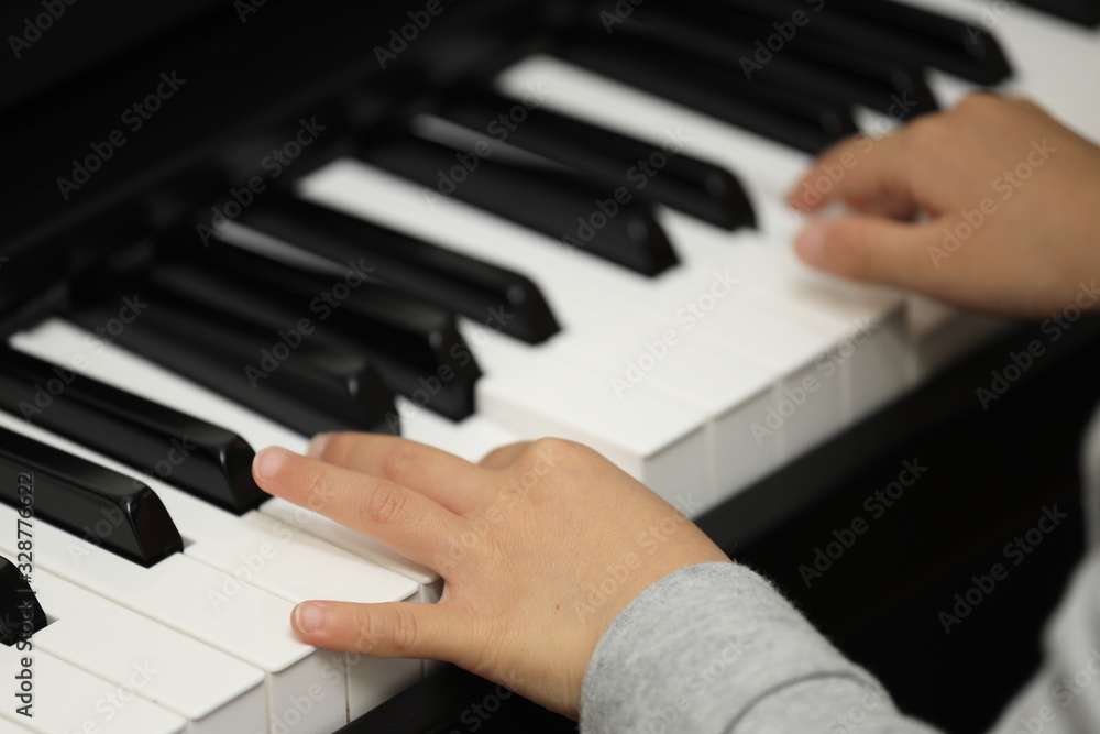 Obraz premium ピアノを弾く子供の手(5歳児)