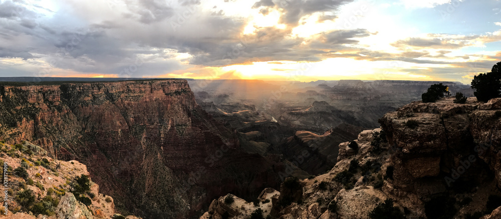 Grand Canyon sunset panorama: Life in the Arizona Desert