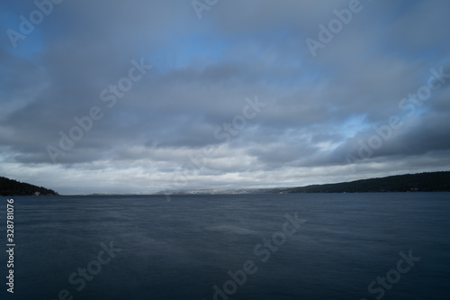 Fototapeta Naklejka Na Ścianę i Meble -  Widok na Oslofjord w wietrzny i pochmurny dzień