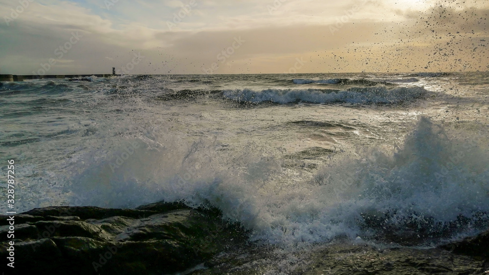 Obraz premium Colorful dramatic seascape with dark clouds and sun beams. Ocean surf.