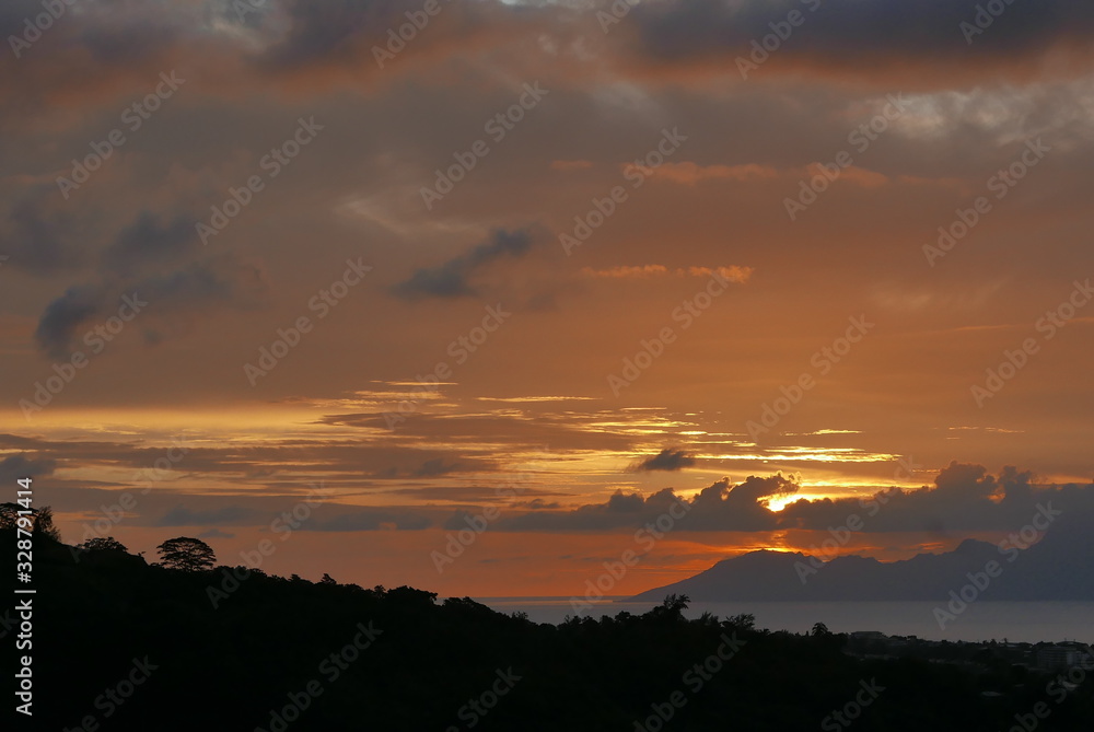 crépuscule sur Moorea polynesie française crépuscule sur Moorea polynesie française