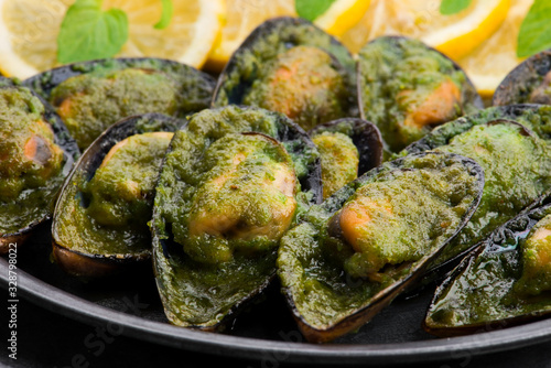 seafood mussels with lemon and garlic