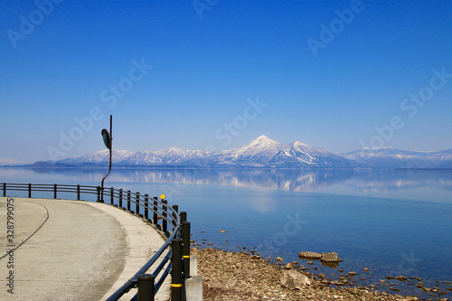 春の猪苗代湖と磐梯山（郡山市・湖南町） photo