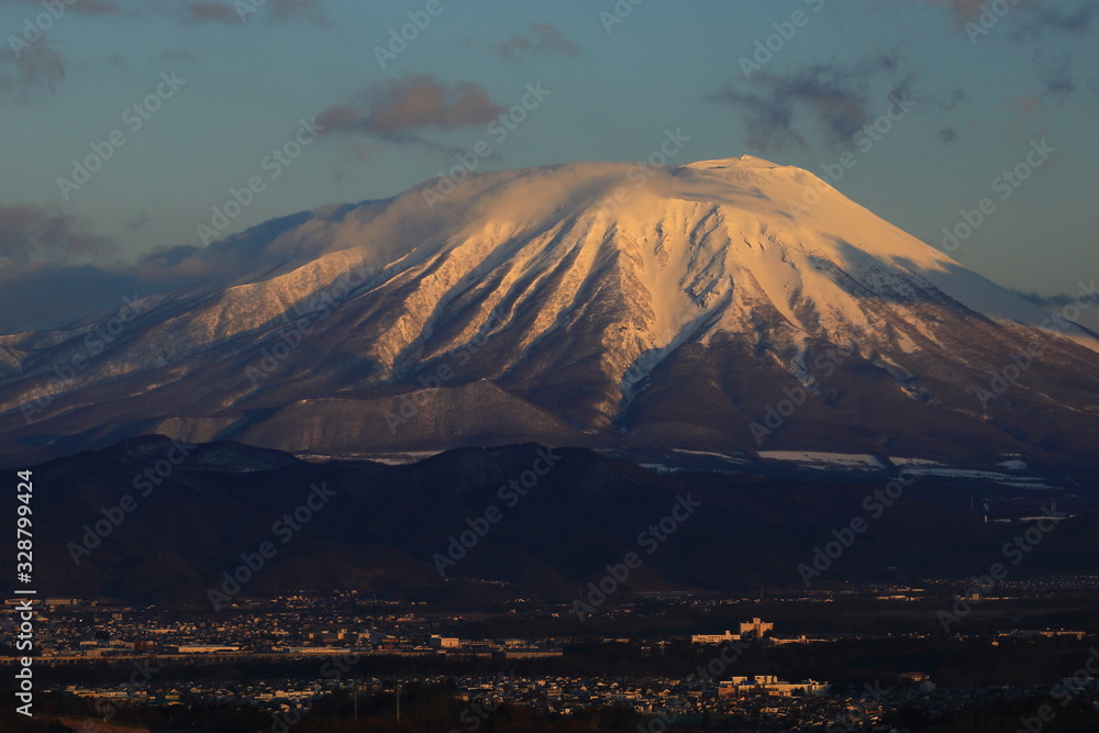 Fototapeta premium 朝焼けの岩手山