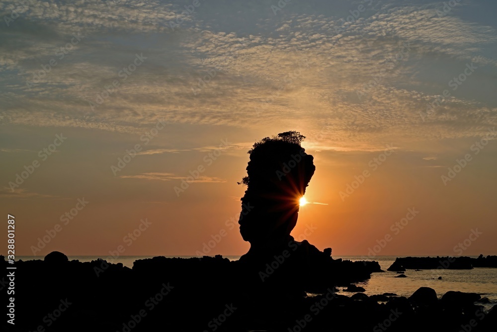 両子岩のシルエットと光条のコラボ情景＠長崎