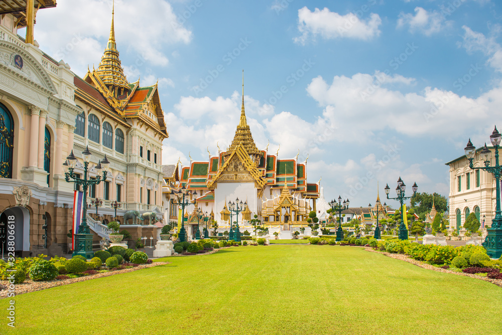 Naklejka premium Kompleks Grand Palace, widok na salę tronową Chakri Maha Prasat i salę Dusit Maha Prasat. Bangkok, Tajlandia
