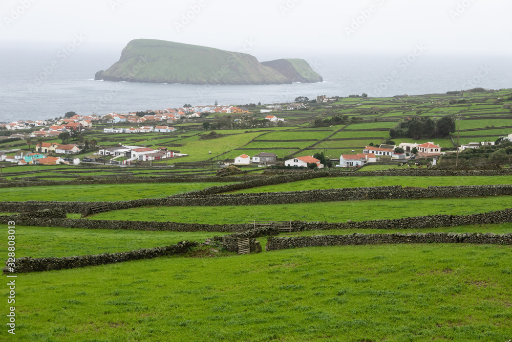 Φωτογραφία Tercera Island, Portugal with scenic view of green pasture land with rock fences