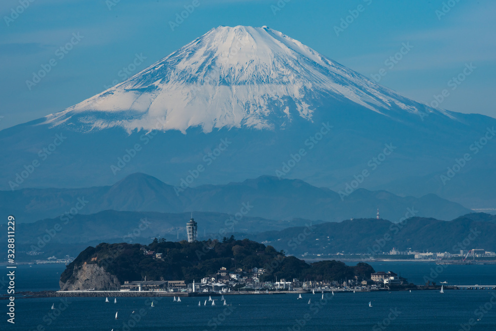 江ノ島と富士山