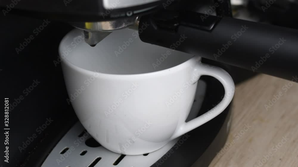 Exprimiendo café en una taza blanca Exprimiendo café en una taza blanca