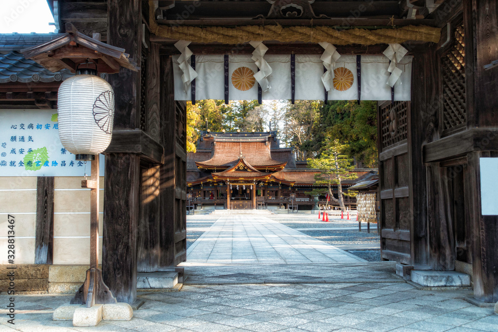 滋賀県、多賀大社の神門から見える本殿と境内の風景