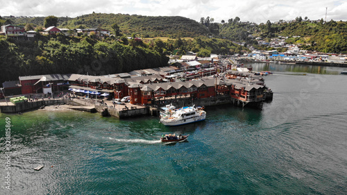 Vista aérea de mercado turístico Angelmó en Puerto Montt, Chile