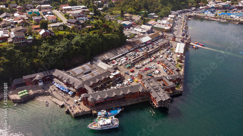 Vista aérea de mercado turístico Angelmó en Puerto Montt, Chile