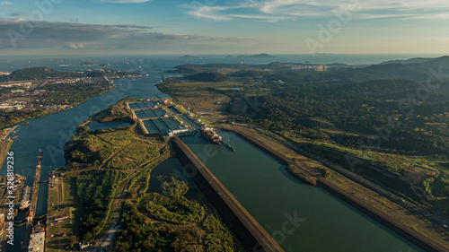 Foto Beautiful aerial view of the Beautiful aerial view of the Panama Channel on the