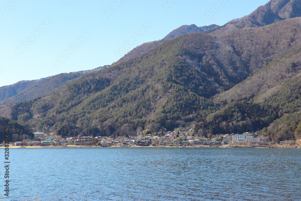 Obraz premium 河口湖から見た足和田地区(山梨県富士河口湖町)