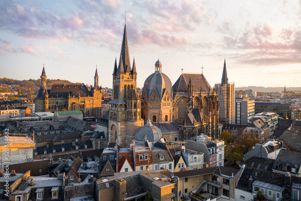Obraz premium Innenstadt Aachen bei Sonnenaufgang