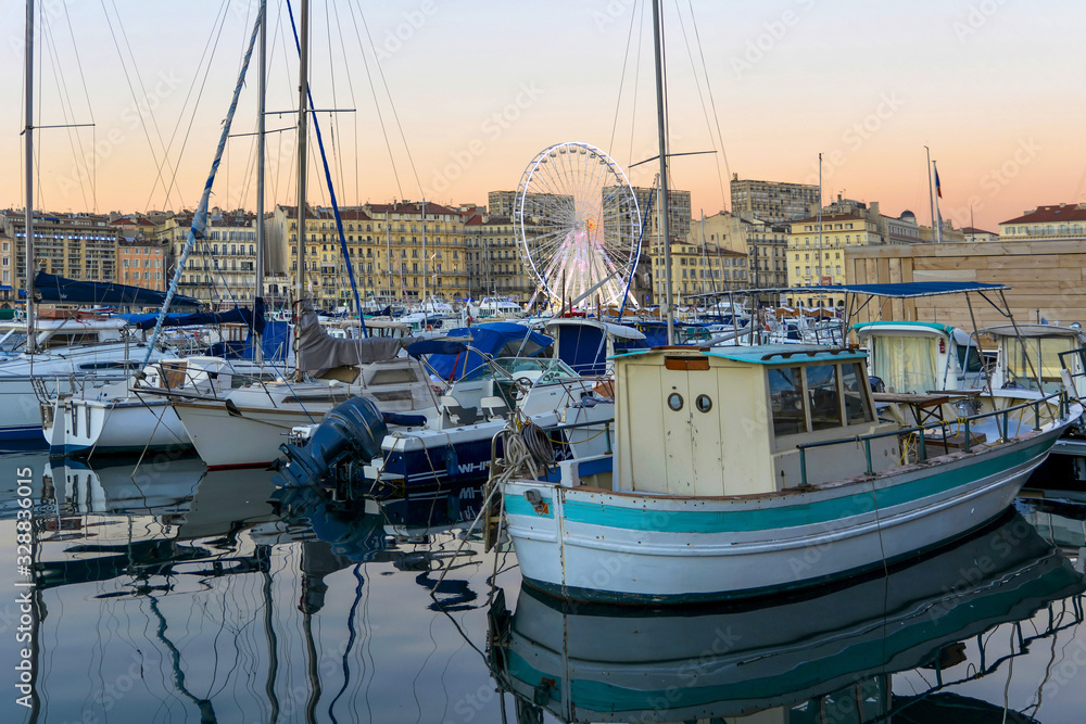 Le Vieux-Port de Marseille au crépuscule Le Vieux-Port de Marseille au crépuscule
