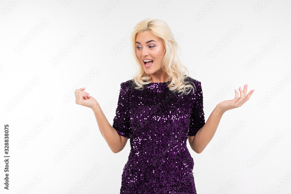 Obraz premium surprised blonde girl waving hands on a white background with copy space