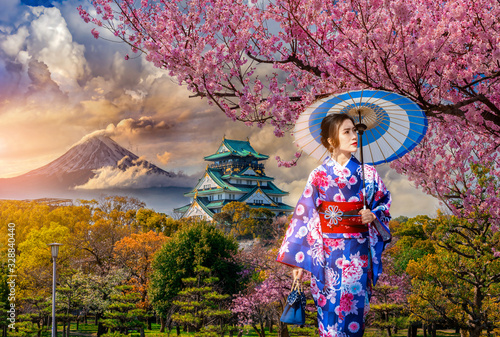 Fototapet Asian woman wearing japanese traditional kimono at Osaka Castle and full cherry blossom, with Fuji mountain background, Japan