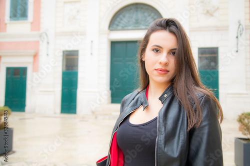 Foto Bellissima donna italiana con un sorriso solare e capelli lunghi castani lisci i