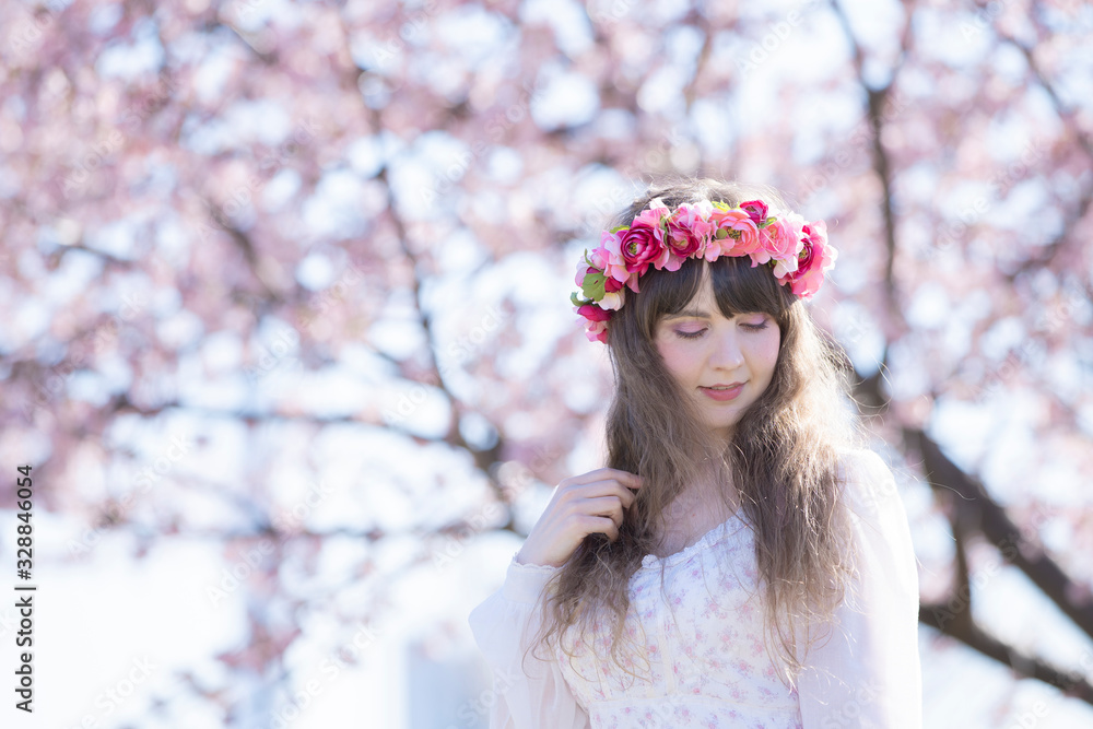 桜を見る女性 桜を見る女性