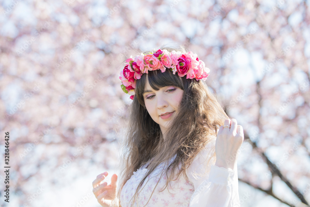 桜を見る女性 桜を見る女性