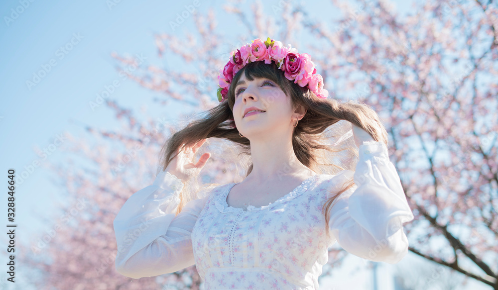 桜を見る女性 桜を見る女性