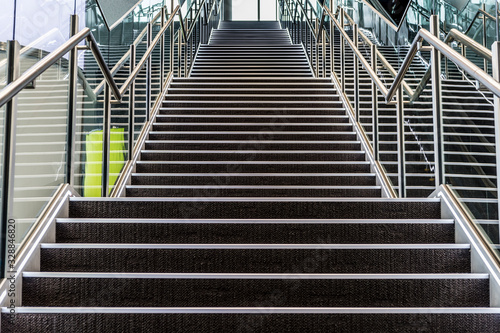 東京都渋谷区のオフィスビルの未来的なデザインの階段 © zu_kuni