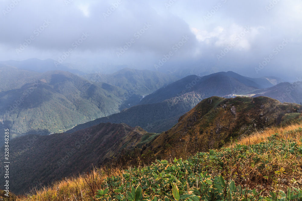 Fototapeta premium 秋の天神峠から谷川岳への登山道からみた風景