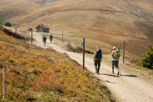Foto Peregrinos acercándose al refugio Izandorre de camino al collado Lepoeder y Roncesvalles, en el Camino de Santiago Francés