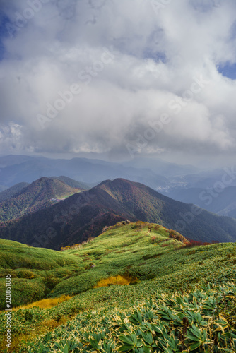   秋の天神峠から谷川岳への登山道からみた風景 © nameyasu
