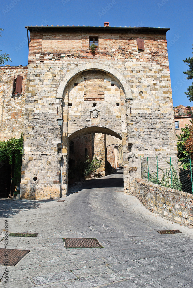 Una delle porte di accesso al centro storico di Montepulciano in Toscana