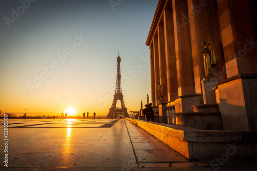 Canvas Print Lever de soleil sur la Tour Eiffel