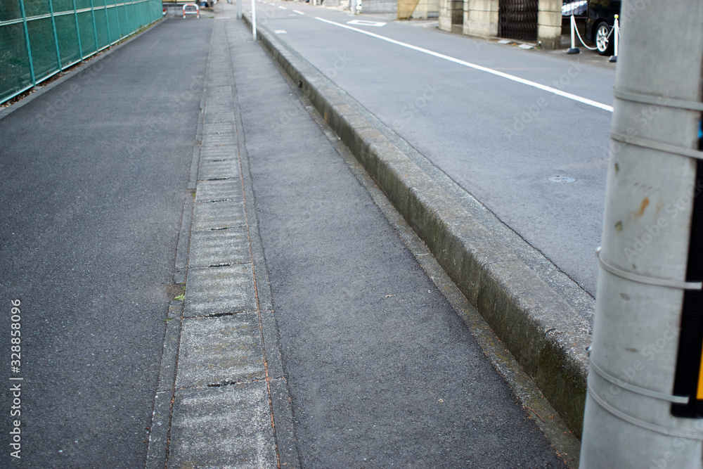 郊外の道・歩道が広い道 郊外の道・歩道が広い道