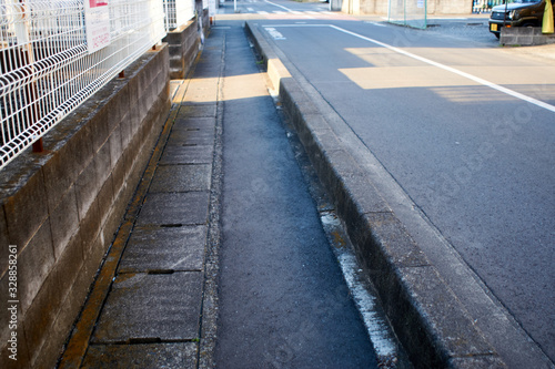 郊外・住宅街の歩道・側溝