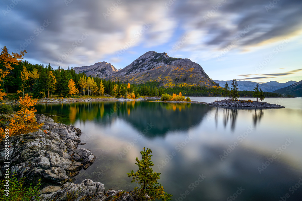 Lake Minnewanka Banff, Alberta Kanada travel destination