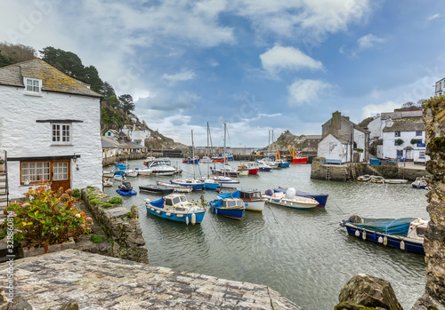 Canvas-taulu View between cottages, at the historic fishing harbour of Polperro in Cornwall