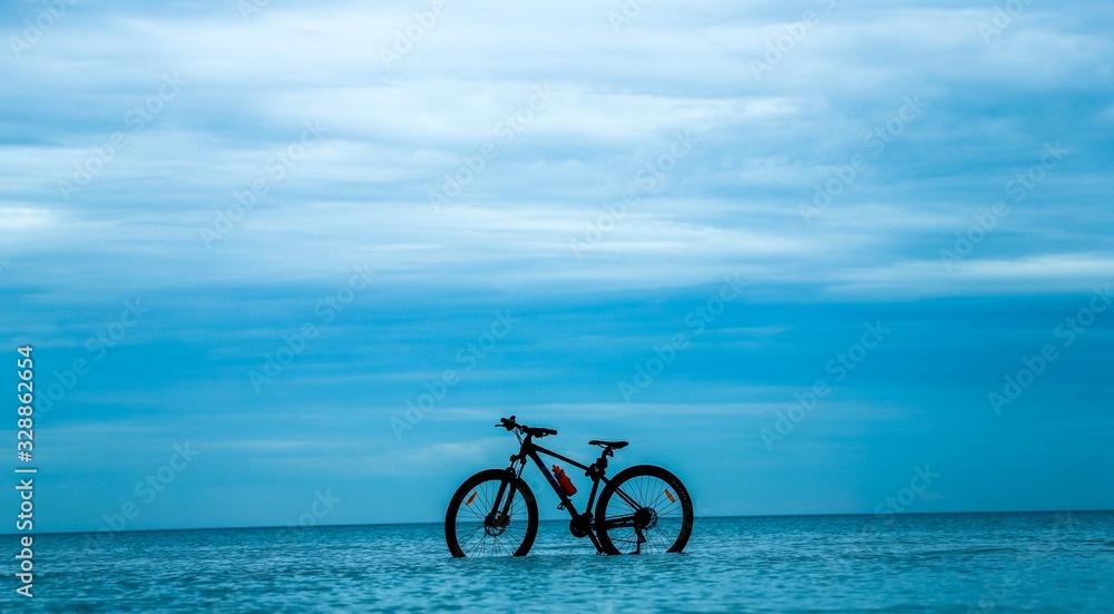 Fototapeta premium silhouette of bicycle on beach