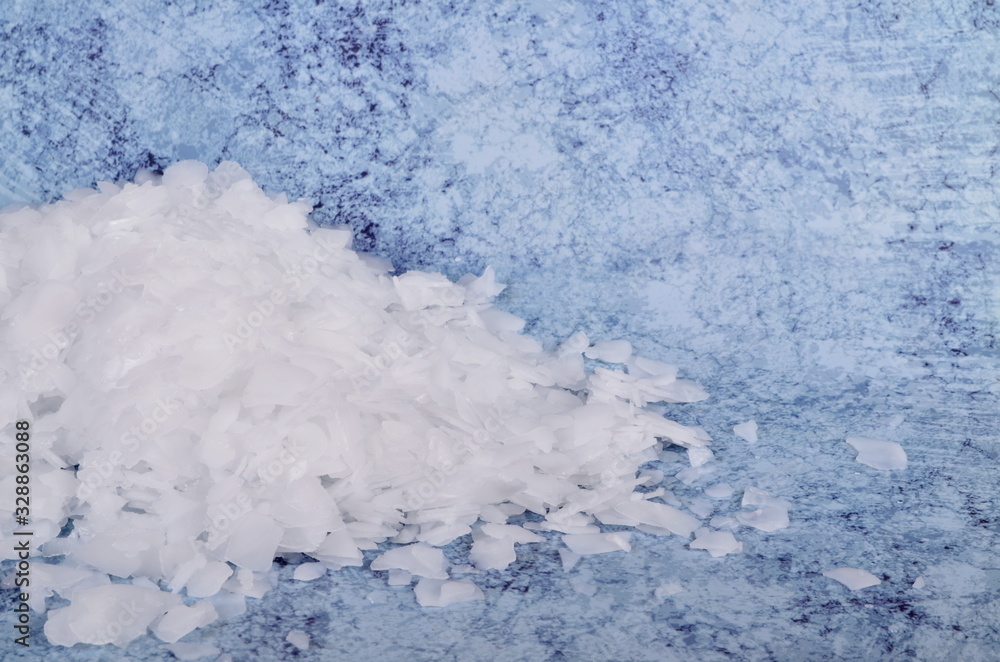 Obraz premium Crushed ice on a blue background