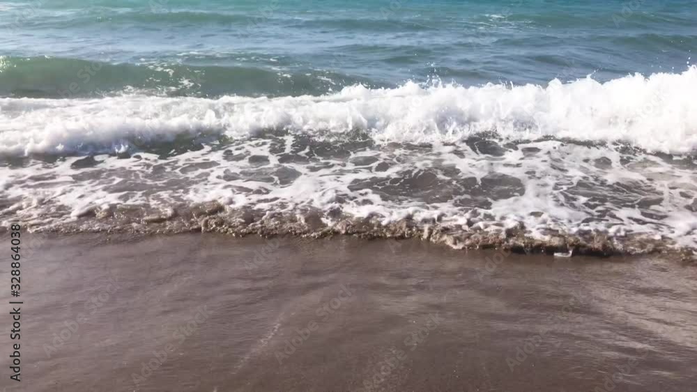 Wellen bei Sturm im Mittelmeer, die auf Wellenbrecher schlagen auf Kos Griechenland Wellen bei Sturm im Mittelmeer, die auf Wellenbrecher schlagen auf Kos Griechenland