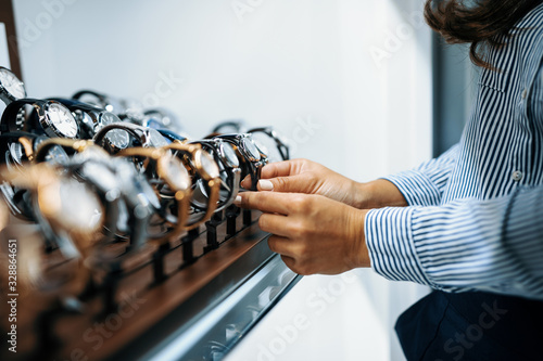 Tableau sur toile Beautiful middle age woman choosing watch in a modern jewelry store
