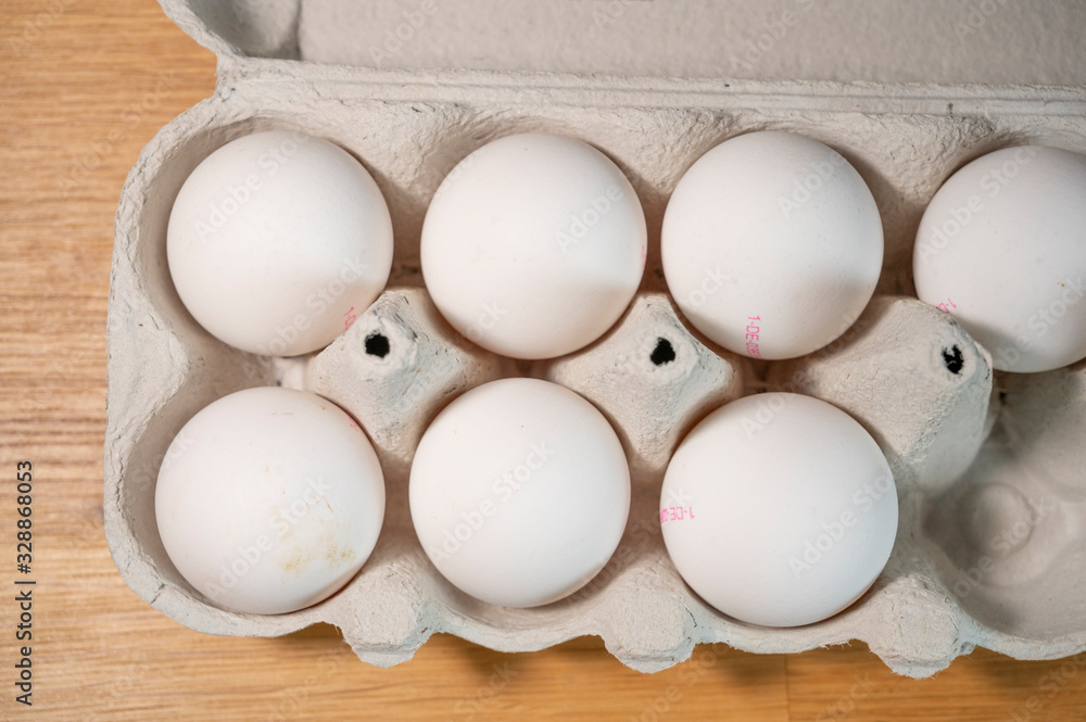 sechs weiße hühner eier in einem eier karton Stock Photo Adobe Stock