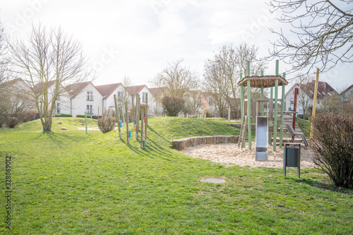 Spielplatz im gegenlicht im frühling ohne kidner die spielen photo