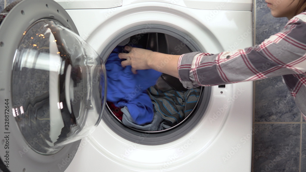Loading clothes into the washing machine Loading clothes into the washing machine