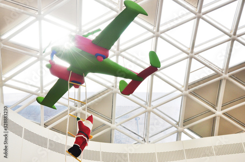 Santa Claus climbed the floors outside the plane to give presents.