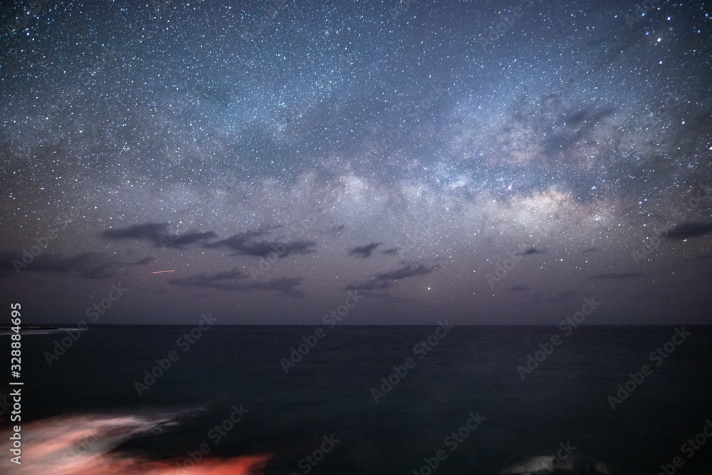 横一文字に広がる夜明け前の天の川銀河を宮古島で撮影