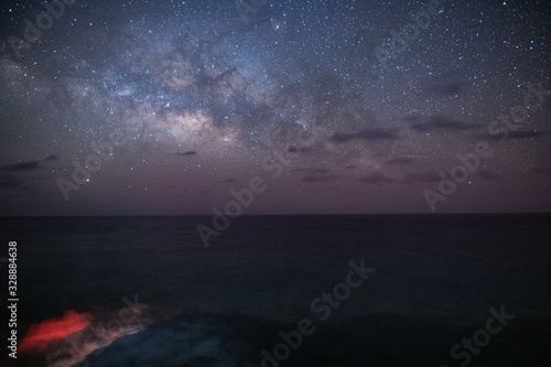 静かな大海原に浮かぶ天の川 © WATA3