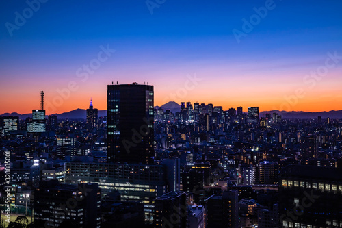 〈東京都文京区〉文京シビックセンターからの東京の夕焼け 富士山と新宿方面 © moronobu