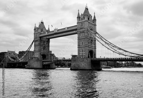 Tower Bridge London Brücke Wahrzeichen schwarz weiß Klappbrücke Mechanismus Themse Fluss einzigartig Monument England UK Sehenswürdigkeit Tourismus Brexit Symbol Wahrzeichen Engineering